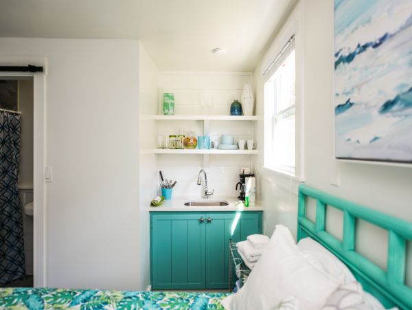 Holmes Beach. Charming Beachy Studio Walk To Beach Sleeps 2