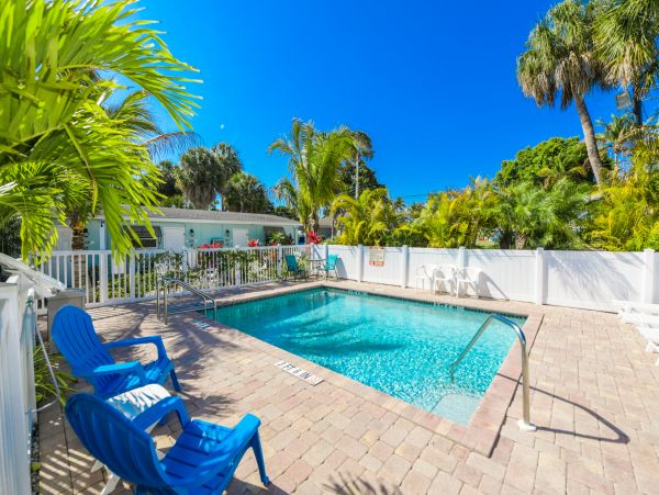 Holmes Beach. Charming Beachy Studio Walk To Beach Sleeps 2