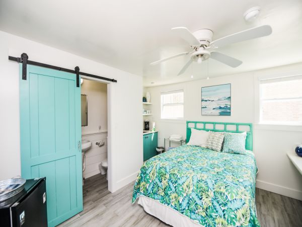 Holmes Beach. Charming Beachy Studio Walk To Beach Sleeps 2