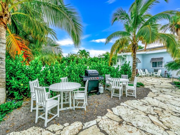 Holmes Beach. Charming Beachy Studio Walk To Beach Sleeps 2