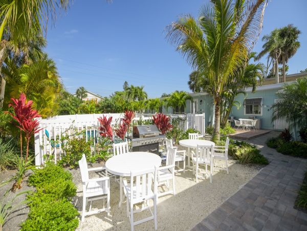 Holmes Beach. Charming Beachy Studio Walk To Beach Sleeps 2