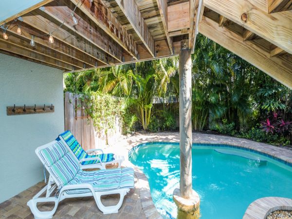 Charming Vacation Rental on Holmes Beach Call Today