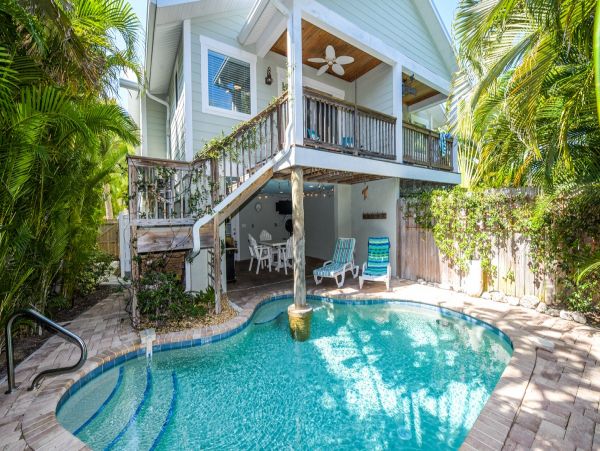 Charming Vacation Rental on Holmes Beach Call Today