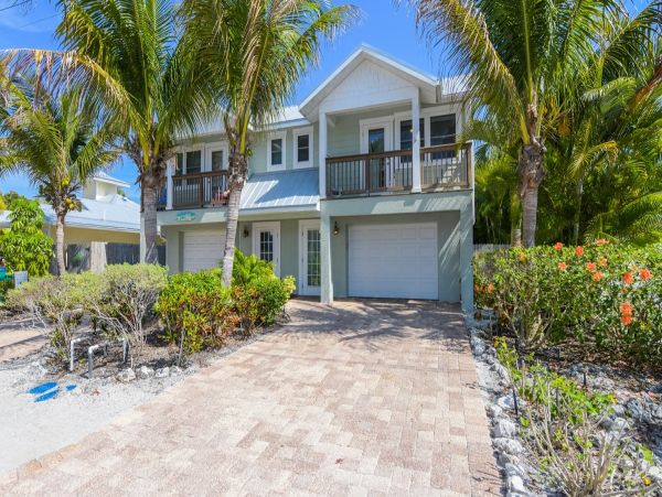 Charming Vacation Rental on Holmes Beach Call Today