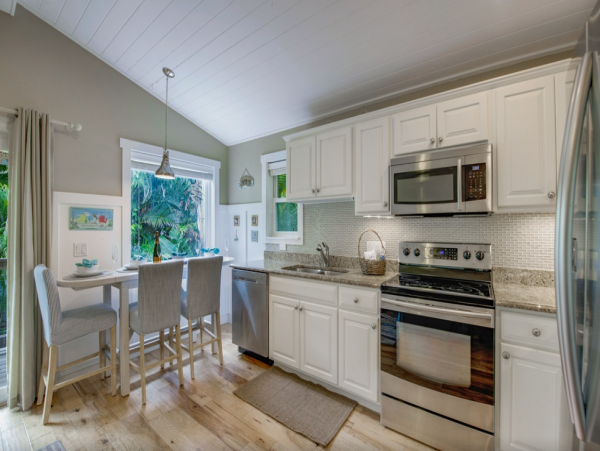 Charming Vacation Rental on Holmes Beach Call Today