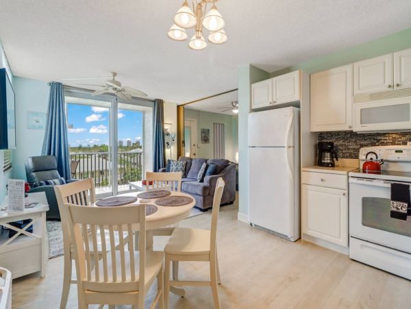 Vacation Studio Condo Sleeps 4 Guests In Bonita Springs