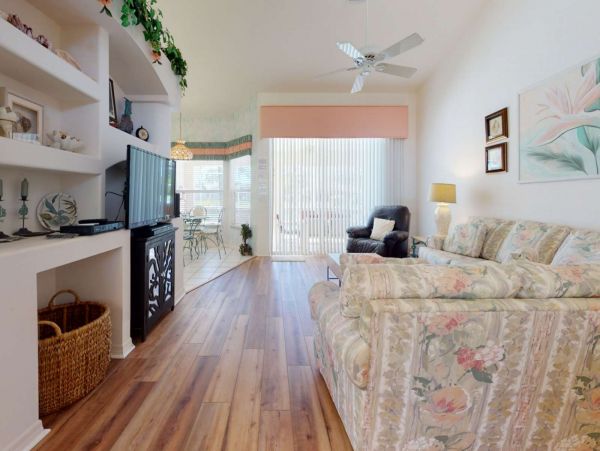Cape Coral Vacation Pool Home with Three Bedrooms