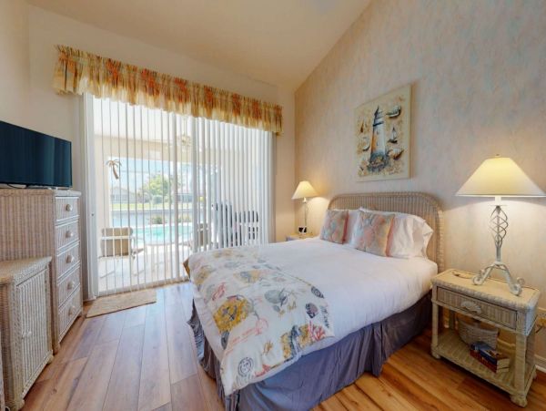 Cape Coral Vacation Pool Home with Three Bedrooms