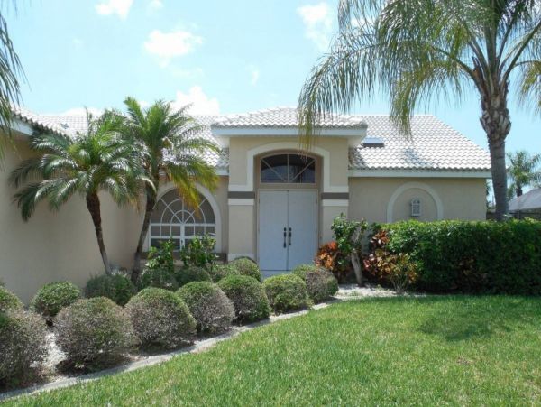 Cape Coral Vacation Pool Home with Three Bedrooms