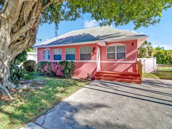 Three Bedroom Fort Myers Vacation Home Sleeps 6 Guests