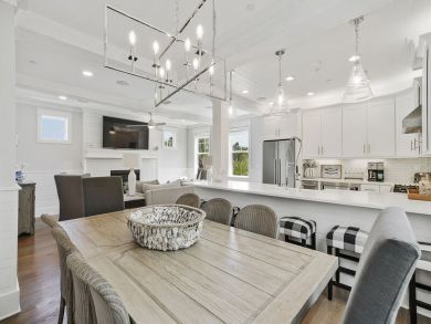 Just Steps from The Gulf of Mexico can Accommodate 14 guests