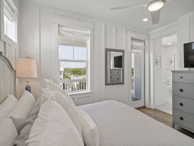 Just Steps from The Gulf of Mexico can Accommodate 14 guests
