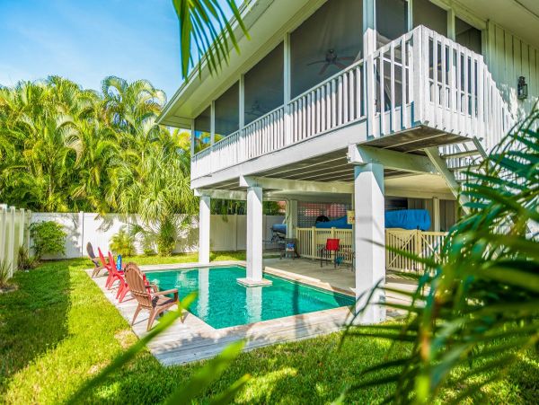 Anna Maria Walk to Beach 2 Bedrooms Plus Loft Home Sleeps 8