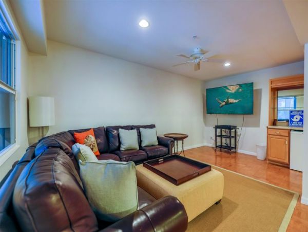 Family Home with Private Pool Sleeps 12 Guests in Captiva