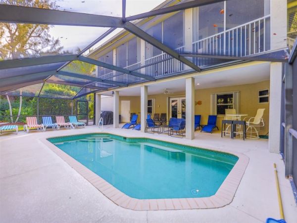 Family Home with Private Pool Sleeps 12 Guests in Captiva