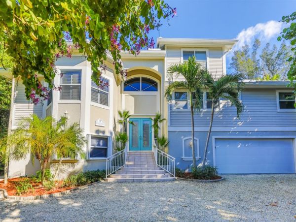 Family Home with Private Pool Sleeps 12 Guests in Captiva