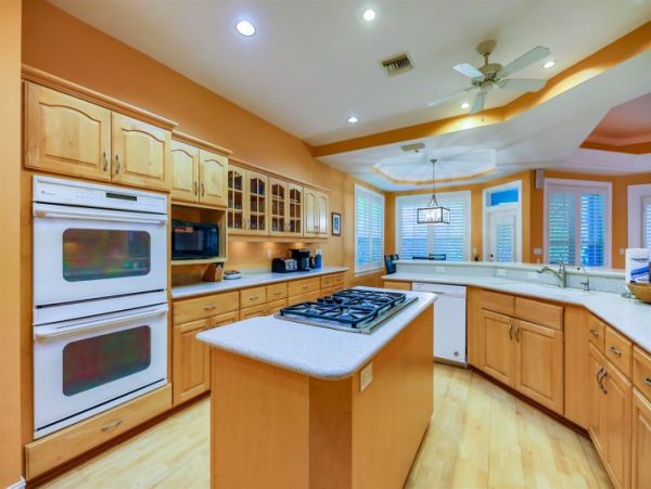Family Home with Private Pool Sleeps 12 Guests in Captiva