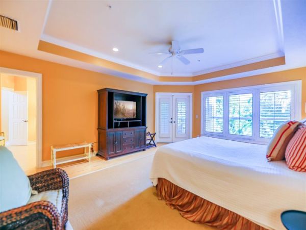 Family Home with Private Pool Sleeps 12 Guests in Captiva