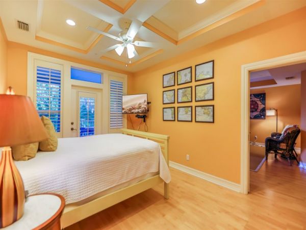 Family Home with Private Pool Sleeps 12 Guests in Captiva