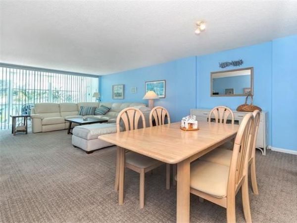 Holmes Beach 2 Bedroom Condo with Views of The Gulf