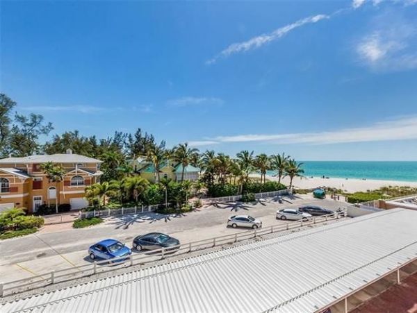 Holmes Beach 2 Bedroom Condo with Views of The Gulf