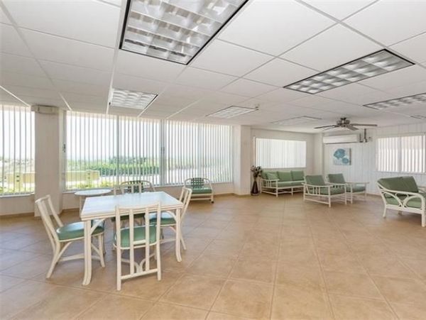 Holmes Beach 2 Bedroom Condo with Views of The Gulf