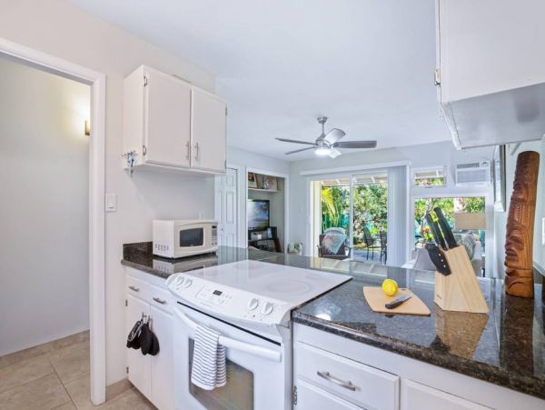 Lahaina Maui One Bedroom Unit Sleeps Four Guest