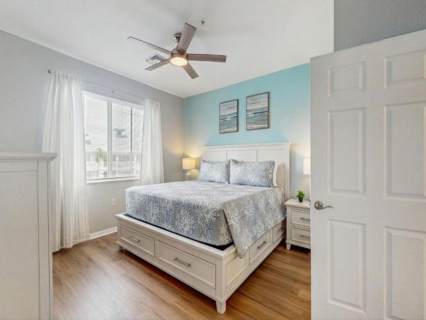 Naples Florida Vacation Rental | Lakefront Condo with Pool & Balcony