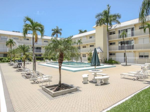 Naples Luxury 2 Bedroom Vacation Condo Walk To Beach
