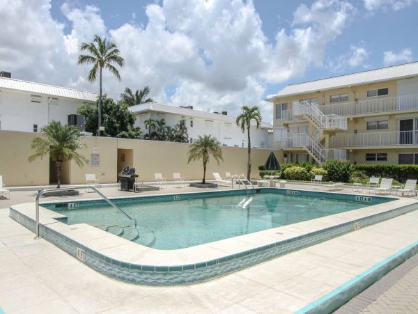 Naples Luxury 2 Bedroom Vacation Condo Walk To Beach