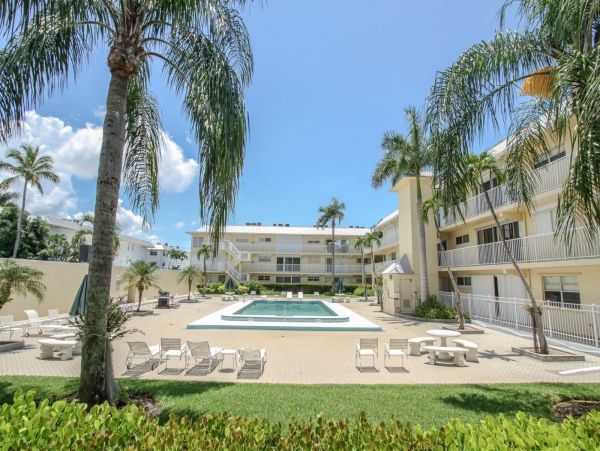 Naples Luxury 2 Bedroom Vacation Condo Walk To Beach
