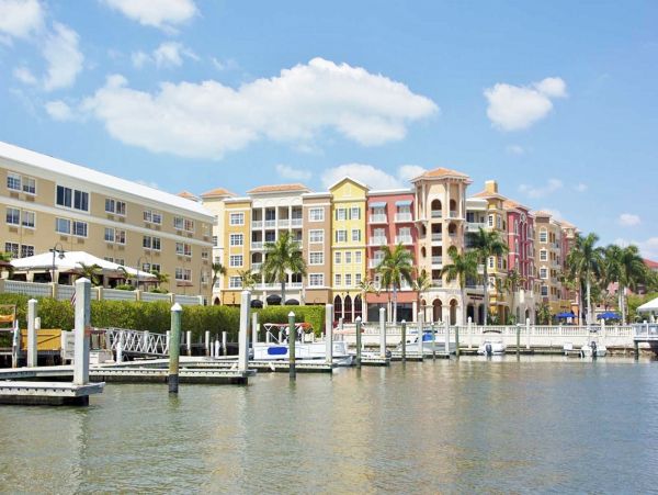 Naples Vacation Condo Sleeps 4 Guests Walk To Beach