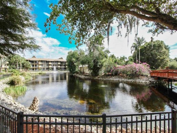 Naples Vacation Condo Sleeps 4 Guests Walk To Beach