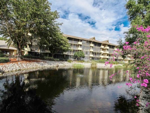 Naples Vacation Condo Sleeps 4 Guests Walk To Beach