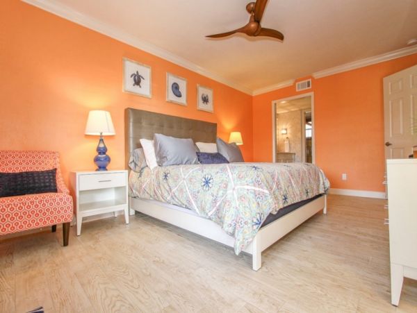 Naples Vacation Condo Sleeps 4 Guests Walk To Beach