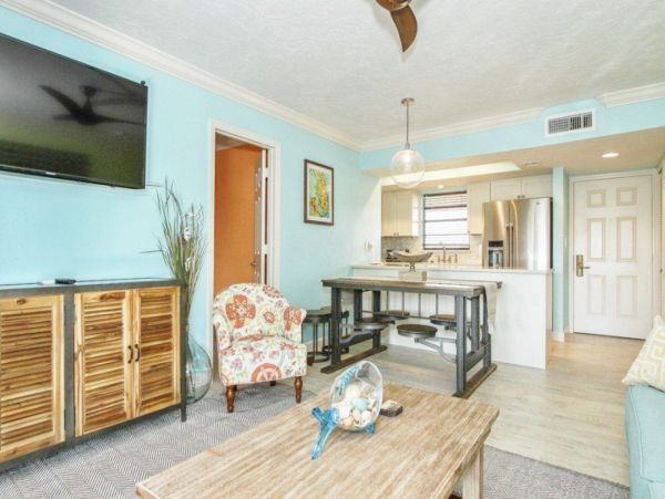 Naples Vacation Condo Sleeps 4 Guests Walk To Beach