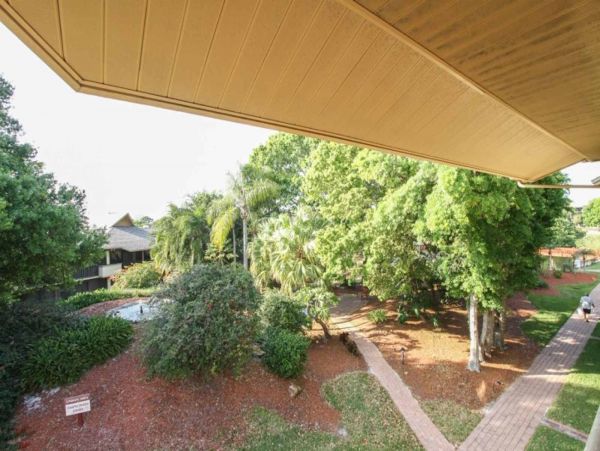 Naples Vacation Condo Sleeps 4 Guests Walk To Beach