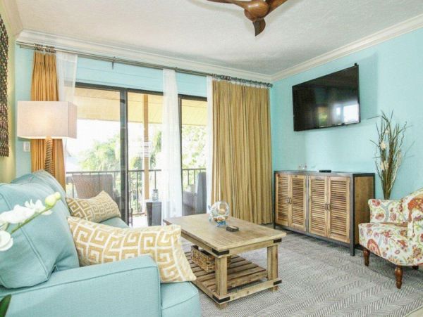 Naples Vacation Condo Sleeps 4 Guests Walk To Beach