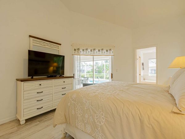 Three Bedroom plus Den Gorgeous Vacation Home in Naples
