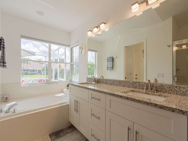 Three Bedroom plus Den Gorgeous Vacation Home in Naples