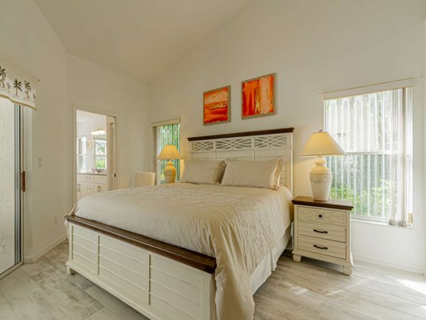 Three Bedroom plus Den Gorgeous Vacation Home in Naples