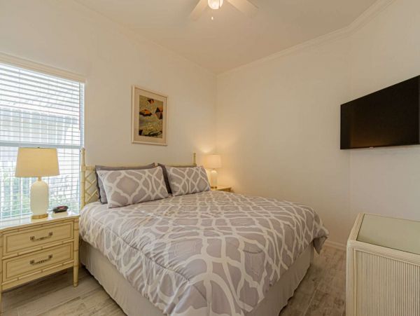 Three Bedroom plus Den Gorgeous Vacation Home in Naples