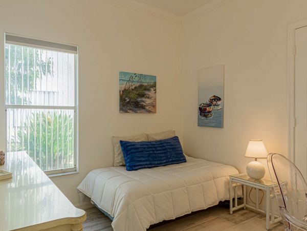 Three Bedroom plus Den Gorgeous Vacation Home in Naples