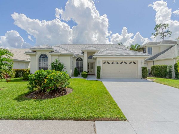 Three Bedroom plus Den Gorgeous Vacation Home in Naples