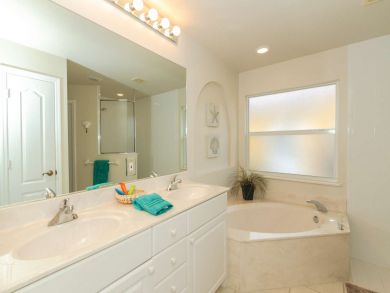Spacious Four Bedroom Centrally Located to Downtown and 5th Spacious Four Bedroom Centrally Located to Downtown and 5th