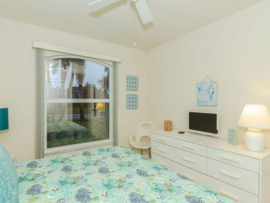 Spacious Four Bedroom Centrally Located to Downtown and 5th Spacious Four Bedroom Centrally Located to Downtown and 5th