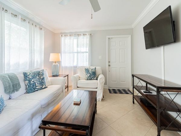 Naples Three Bedroom Vacation Rental with Private Caged Pool