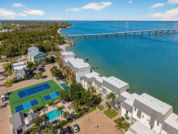 Exquisite Sanibel Island Retreat with Stunning Bay Views