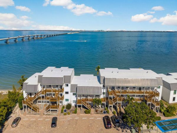 Exquisite Sanibel Island Retreat with Stunning Bay Views