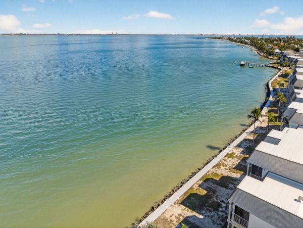 Exquisite Sanibel Island Retreat with Stunning Bay Views